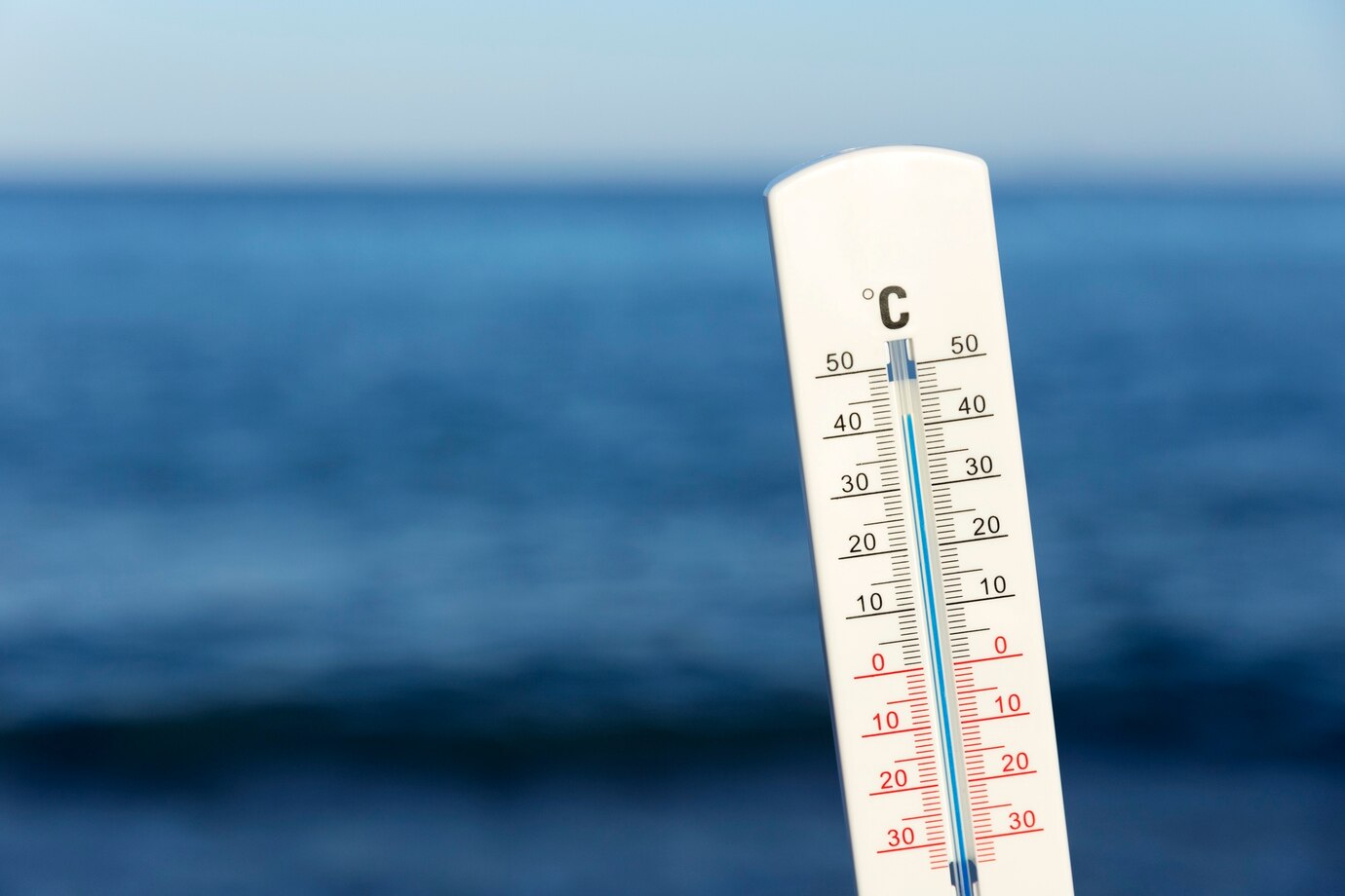 primer-plano-termometro-que-muestra-temperatura-alta