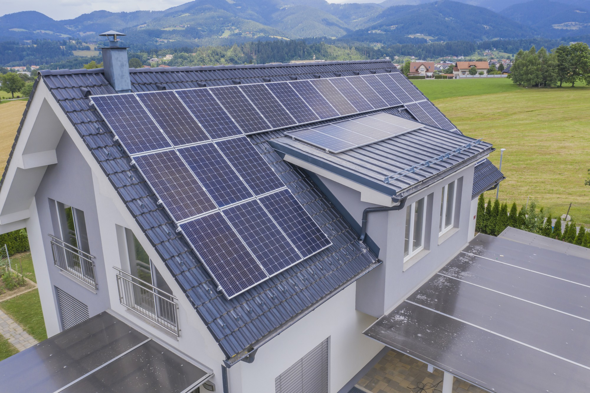 Instalación Fotovoltaica vista aerea casa privada paneles solares techo 2 - Instalación Fotovoltaica